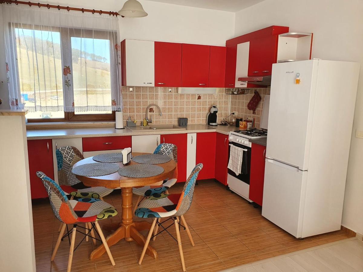 Apartament La Casa In Curte Comuna Apartman Feketehalom Kültér fotó